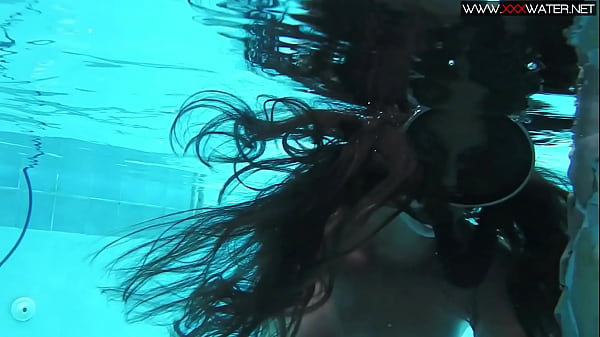 Sexy chick Diana Kalgotkina swims naked in the pool