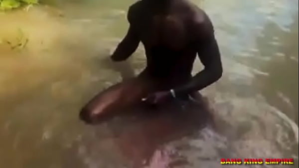 AMATEUR VILLAGE GIRLFRIEND GOT FUCK IN A LOCAL STREAM BATH - HARDCORE 4K DOGGY STYLE