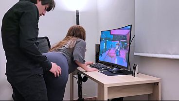 彼女は完璧なお尻をしているが、挿入させてくれない。だが、素晴らしいフェラチオをしてくれる。