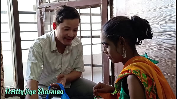 The servant lifted up the girl's leg and fucked her while selling utensils in her master's house.