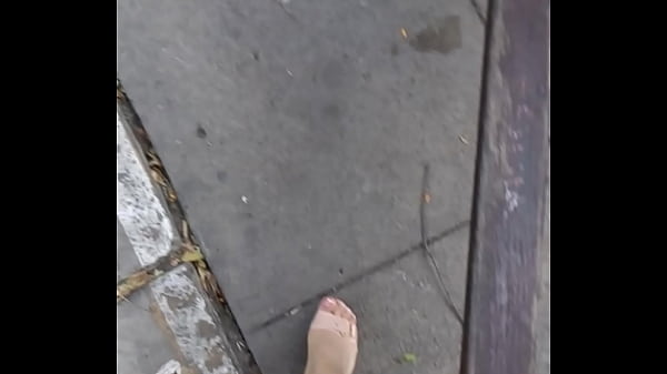 Top Valeria mostrando sus bellos pies