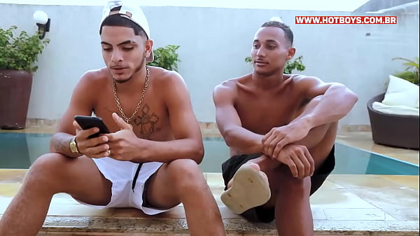 Download Video - Novinhos mamando as pirocas dos dotados no carnaval
