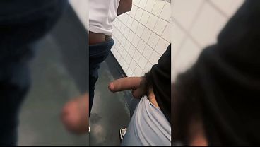 Download Video - Foda no banheiro publico