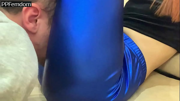 Amateur Real Femdom LifeStyle Pussy Worship In Blue Leggings