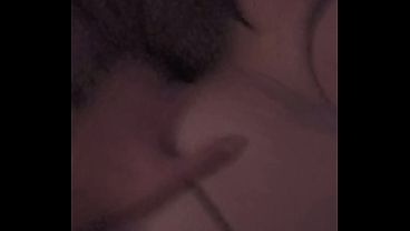 クラブ仲間の一人がホテルに到着し、最終的に彼女は別の仲間を絞殺した。