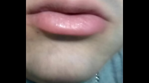 Download Video - Joven sexy muestra sus labios