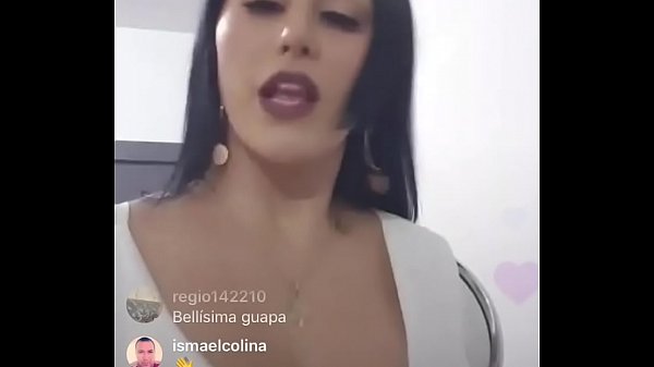 Download Video - Evaluna descuido se le sale pezon en directo