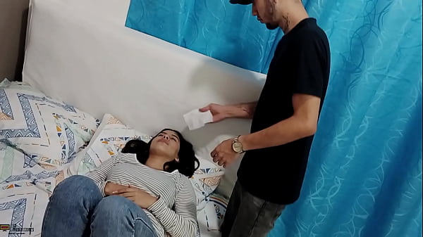 Download Video - Se masturban juntos&excl; Pero la hermanastra tomo la polla de su hermanastro para pajearlo con la boca y tragarse la leche HISTORIA COMPLETA