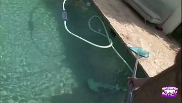 He was cleaning the pool and Camryn Kiss gave him a blowjob after he finished