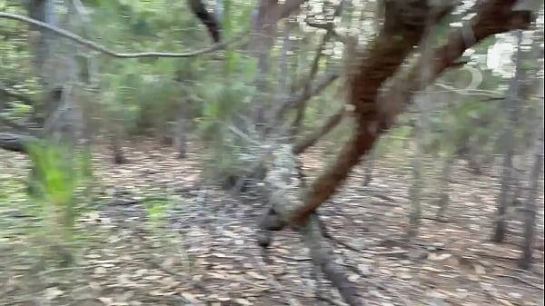 Le hice una mamada al chico que estaba sentado en el tronco.
                   Le hice una mamada al chico que estaba sentado en el tronco. muchos negros