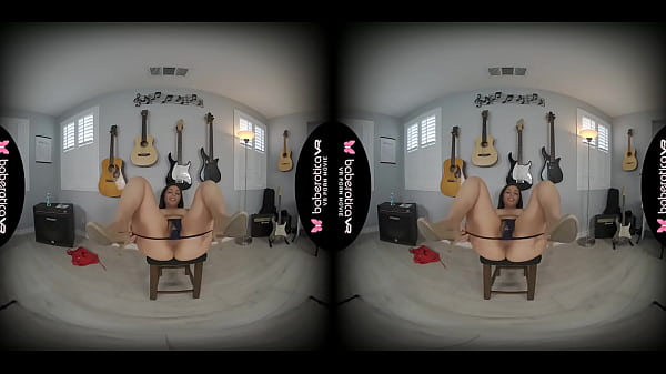 Solo Latin brunette, Luna Leve is masturbating, in VR