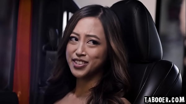 Nikole Nash convinced Alexia Anders for a 3SOME