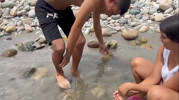 Download Video - SEXO AL AIRE LIBRE&comma; mi hermanastra se pone muy cachonda y me pide que la folle en el rio