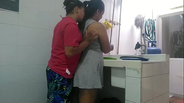 Download Video - hoy mi amor amaneci&oacute; muy cachonda mientras estoy lavando la ropa me llega por detr&aacute;s y me agarra el culo no aguanto las ganas y follamos en el lavadero