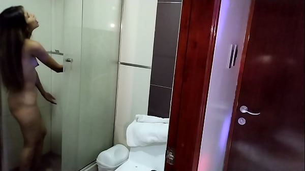 Download Video - Espio a mi linda cu&ntilde;ada mientras se ba&ntilde;a&period; No me aguante y la&period; Folle ah&iacute; mismo d e perrito encima de ella&period; &iexcl;OJAL&Aacute; NOS VOLVAMOS A QUEDAR SOLOS&excl;