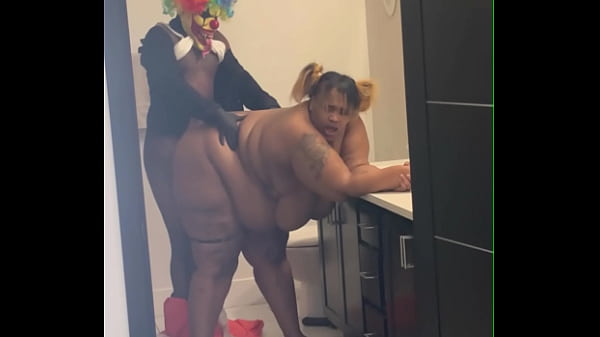 SSBBWはお気に入りのピエロをチンコデートの約束に呼んだ後、引き裂かれる