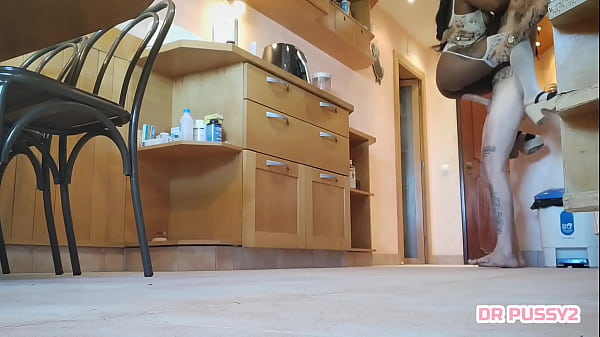 NEGRA FODIDA DE P&Eacute; POR PAU ENORME NA CONA