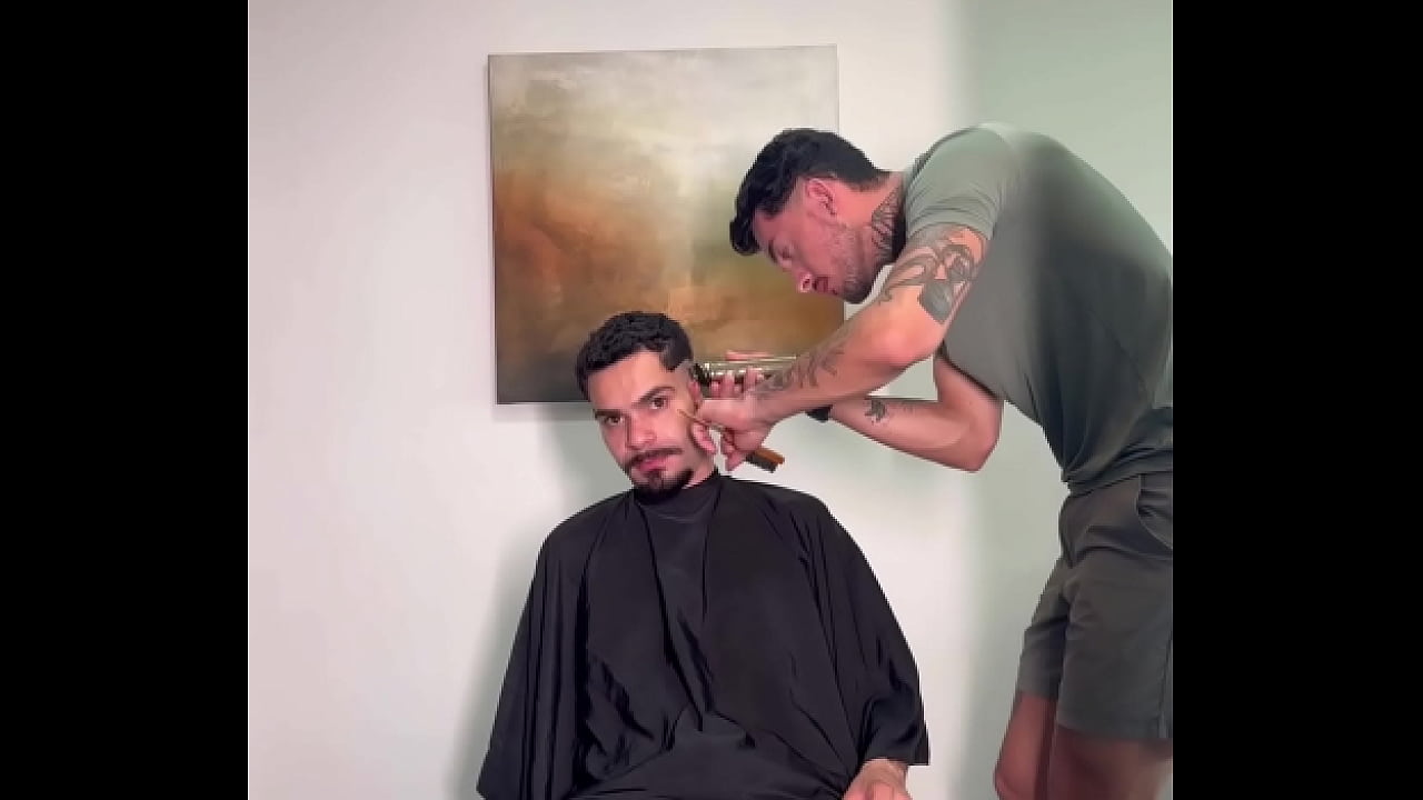 Este barbero no sólo cortaba bien sino que además lo disfrutaba.
                    gay new muchos negros