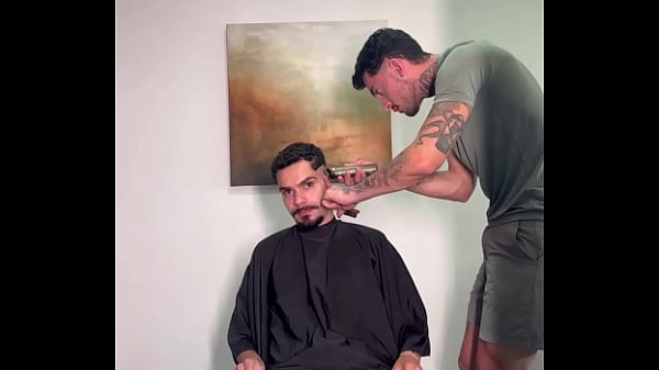 Download Video - Esse barbeiro n&atilde;o s&oacute; cortou bem como gozou gostoso