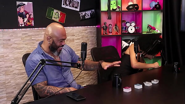 Neg gostosa most os peitos e beija a convidada ap&oacute;s ouvir ela falar sobre a fantasia de m&eacute;nage com o marido - Carlos