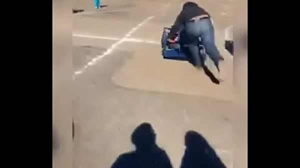 Latina se monta y se da un tremendo pollazo