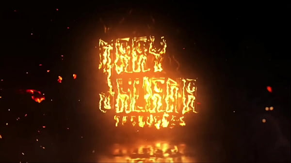 Fumando e se exibindo na sala