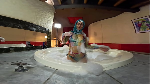Pussy to Mouth in the Jacuzzi Mia Niqab