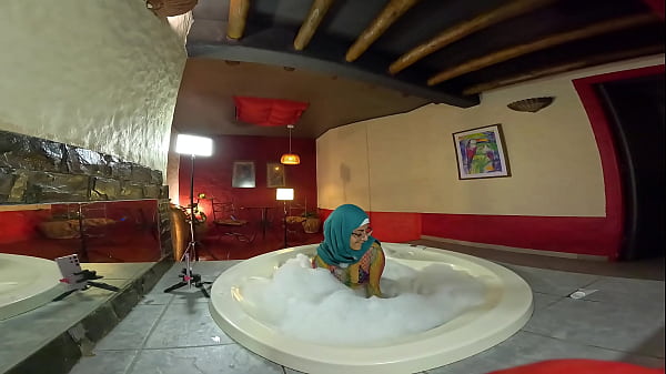 Pussy to Mouth in the Jacuzzi Mia Niqab