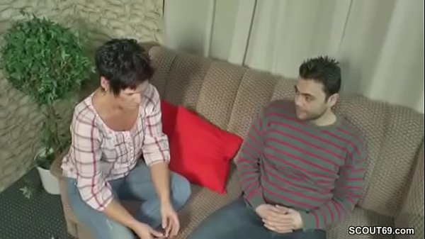 Download Video - Mutti hilft ihm mit einem Fick keine Jungfrau mehr zu sein