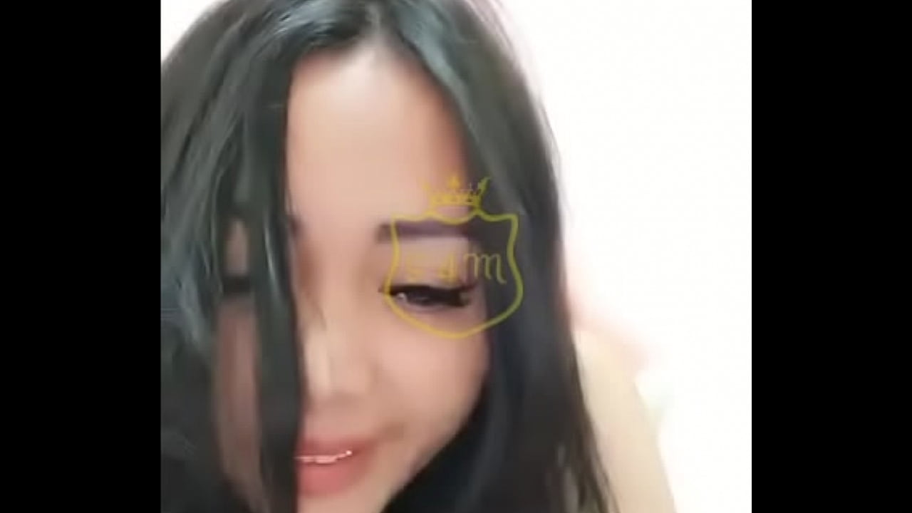 Ibu mertuaku menggodaku saat aku dan mertuaku hanya berdua di rumah