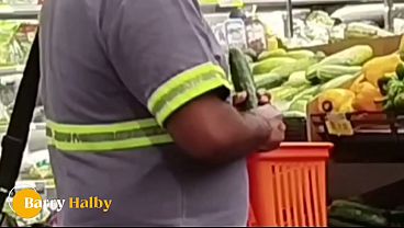 Mamei o boy gostoso no banheiro do mercado