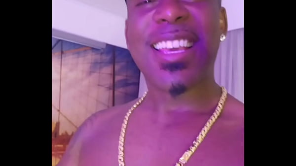 Faz tempo que ela est&aacute; loka pra senta na pirocona do pretao e acabou que liberando foi e tudo foi t&atilde;o gostoso que foi a melhor cena do ano