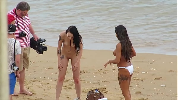 Mulheres Nuas Na Praia Em Albufeira &lpar;praia Do Peneco&rpar;
