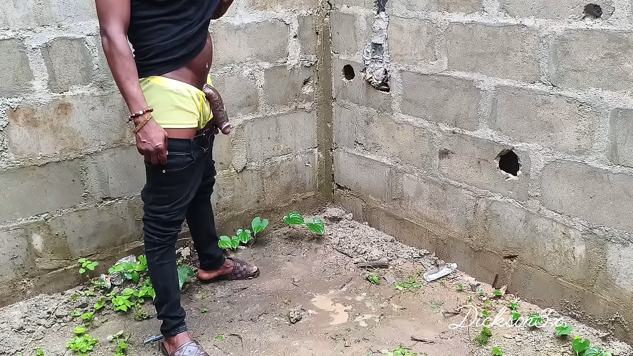 Novio negro folla a un monstruo con una enorme polla negra en un edificio en construcción en posición de perrito.
                    gay muchos negros