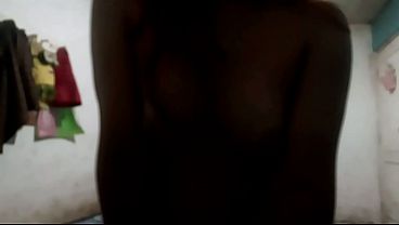 MI HERMANASTRA SE DESNUDA FRENTE MIO Y ME PREGUNTA QUE TAL ESTA