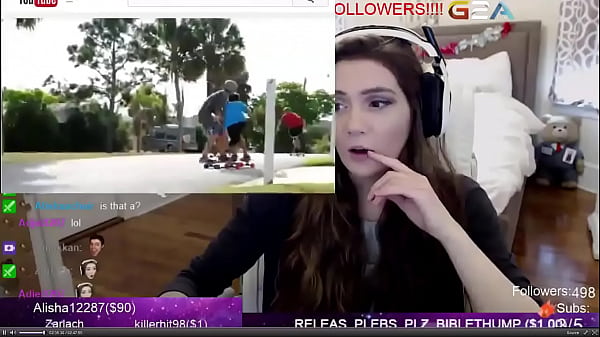 Streamer accidently shows porn on screen