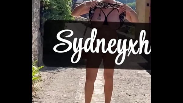 Je me fous à poil dans des lieux historiques... et je me touche sans retenue ...