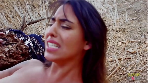 فتاة وشم تحصل على ثديها الطبيعي ومارس الجنس من الصعب كس في الهواء الطلق