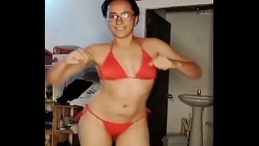 「ビキニ姿で皆の注目を集めるコロンビア人女性」