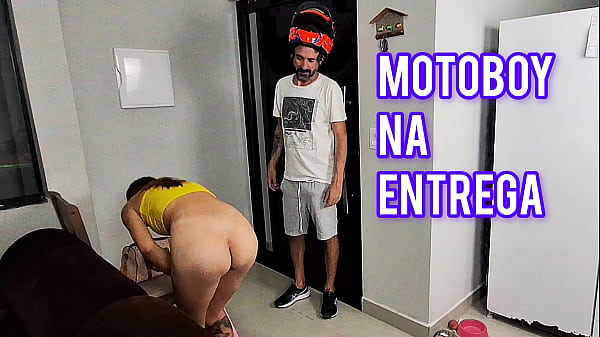 Download Video - Safada sozinha em casa recebe motoboy s&oacute; de toalha de banho&excl;