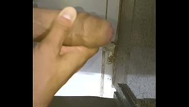 夫がバスルームでとても気持ちよく自慰をする。
