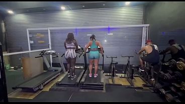 CLEO CADILLAC   sai da academia suada dieto sentar na rola gigante grossa preta.