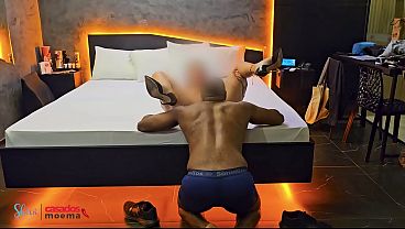 既婚女性がモーテルで友人を迎え、贈り物を受け取った。