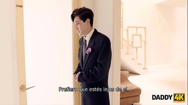 Download Video - DADDY4K&period; Hombre astuto seduce a su linda novia antes de la ceremonia de la boda