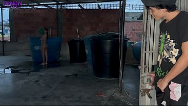 Mi vecino me espía bañándome en la terraza y le regalo una follada
