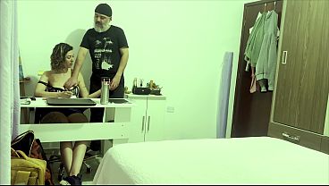 義理の娘にオーラルセックスをして、その後彼女の中に射精することで彼女を驚かせた。