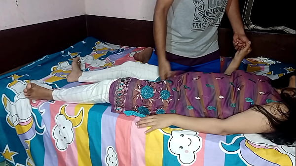 सौतेली बहन ने घरवालों के नहीं होने पर सगे भाई से चुदवाया