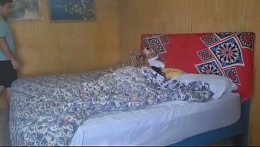 Despierto a mi peque&ntilde;a hernanastra con mi polla y su consolador.