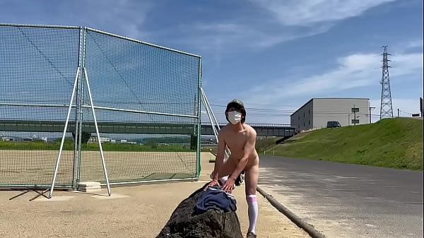 Download Video - 女装子まゆちゃんが日中の河原の公園野球場で大胆にも全裸になり露出プレイを楽しんでいる