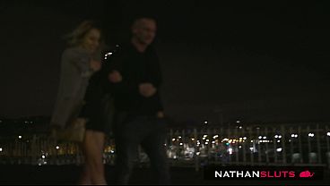 淫乱な小柄なフランス人エマニュエル・ウォーレイは初デートで太いチンポをケツに突っ込まれる